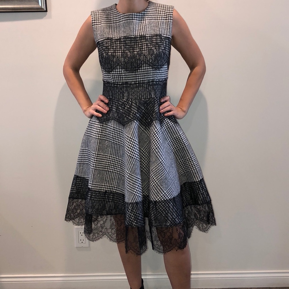 Gingham and lace super feminine dress.